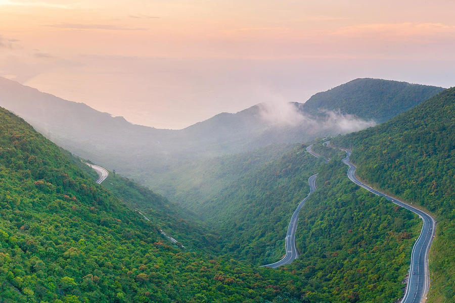 Conquer the Cloud: Discover the Thrill and Beauty of Vietnam’s Hai Van Pass